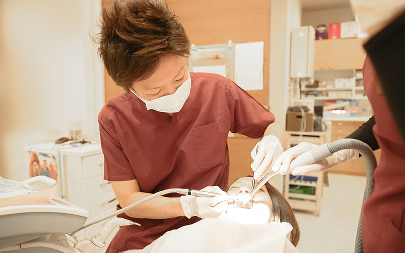 院長が患者さまを治療している様子