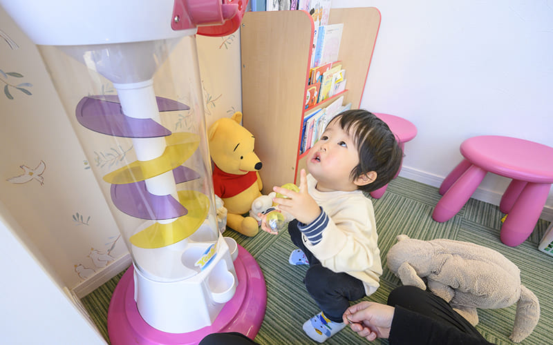 キッズスペースで遊ぶ子ども